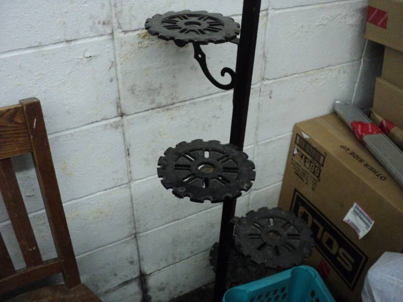 lot 113 image: Metal Stand 4 Round Shelves 51 Tal...