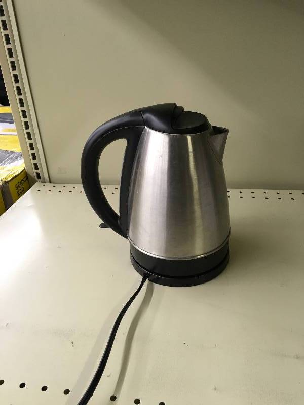 lot 190 image: Hamilton Beach Electric Kettle, Retail $19.99
