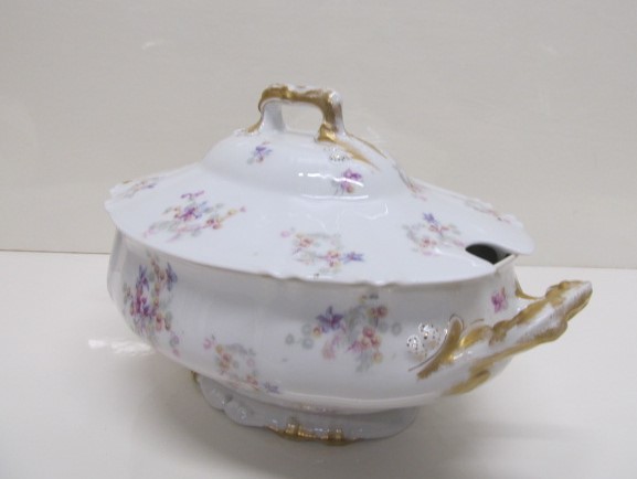 lot 47 image: Antique Haviland Limoges Porcelain Tureen