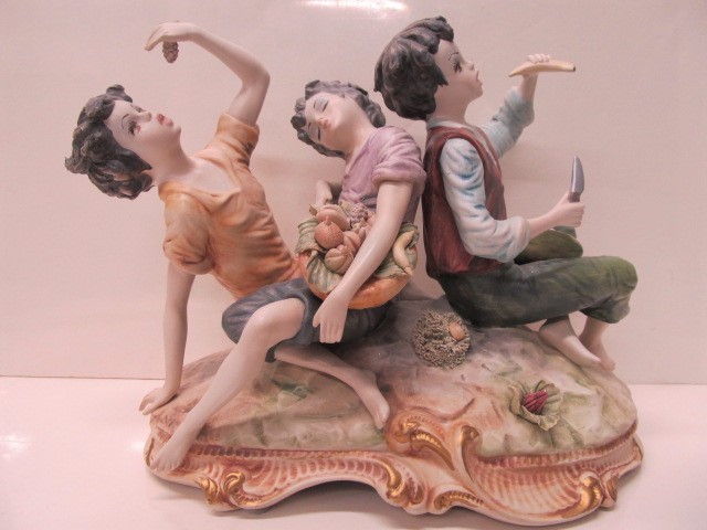 lot 18 image: Large MINT Vintage Italian AZZOLIN BROTHERS Capodimonte Figural Group