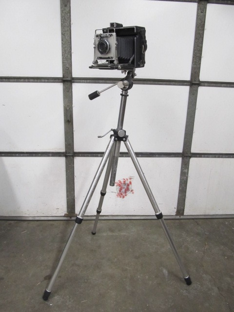 lot 4 image: Vintage Graflex Camera wTripod 