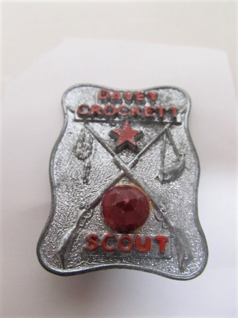 lot 116 image: Davy Crockett Scout Pin