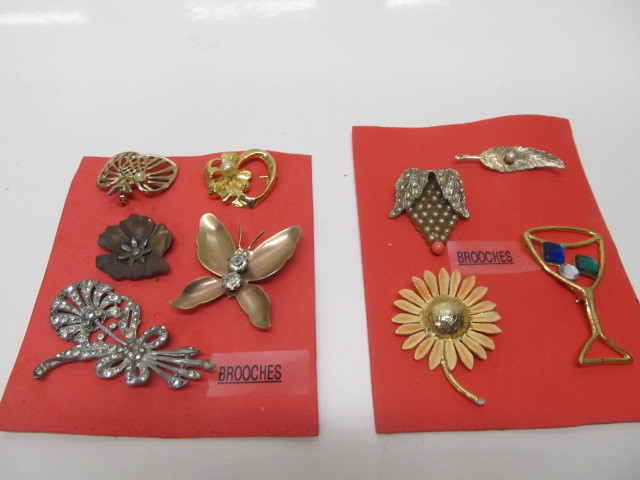 lot 127 image: Nice Group of Vintage Brooches
