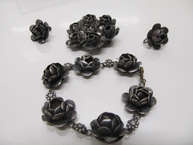 lot 129 image: Large Vintage Signed CORO Sterling Brooch Bracelet & Earring Set