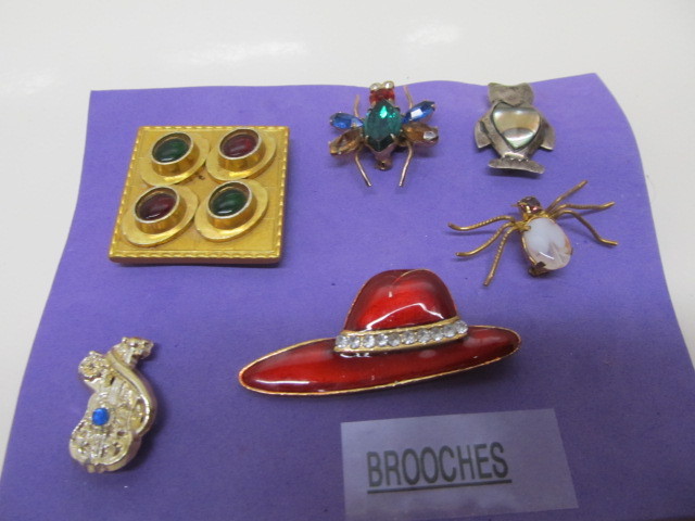 lot 134 image: Group of Vintage BroochesPins