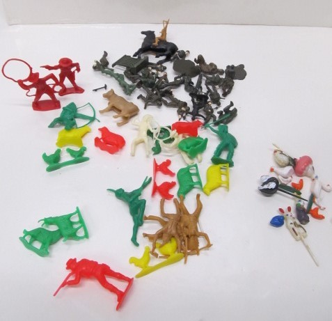 lot 189 image: Vintage Plastic Toy Figures - Army Men Cowboys & Indians