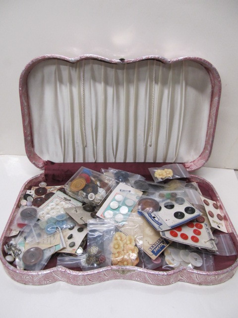 lot 190 image: Very Nice Lot of Vintage Buttons