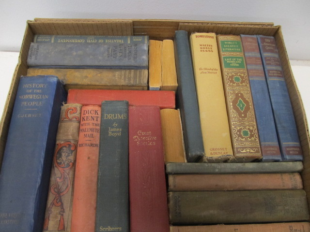 lot 199 image: Nice Group of Vintage & Antique Books