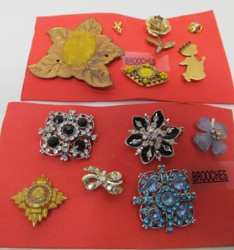 lot 141 image: Nice Group of Vintage Brooches