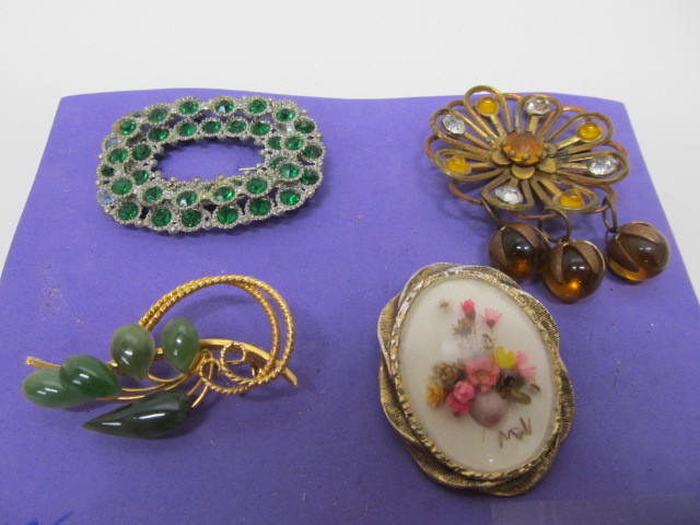 lot 145 image: Group of Vintage Brooches