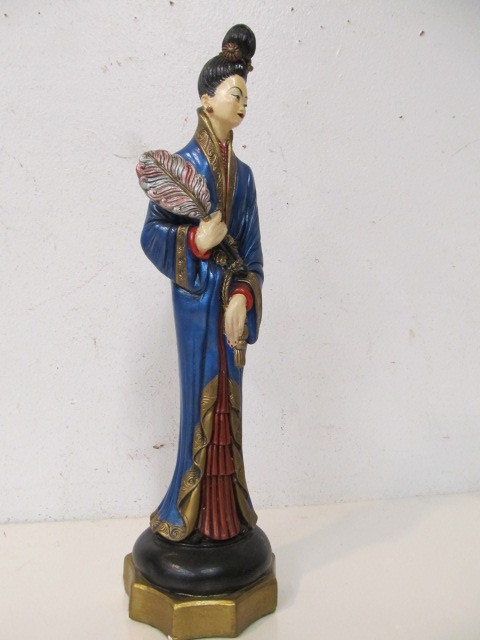 lot 87 image: Vintage Oriental Woman Chalkware Statue - 16