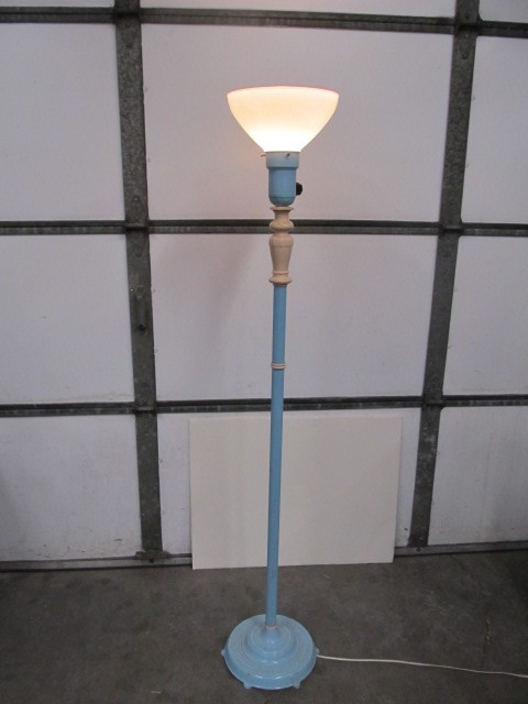 lot 205 image: Vintage Shabby Chic Torch Floor Lamp