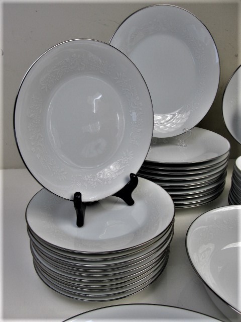 lot 11 image: LARGE Set of NORITAKE Reina China