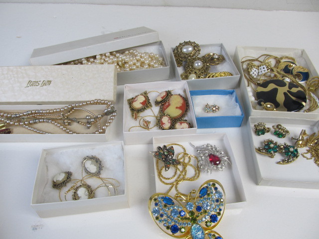 lot 94 image: Group of Assorted Costume Jewelry
