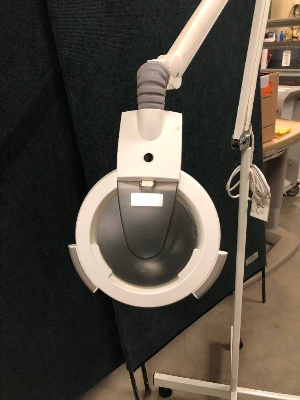 lot 18 image: WOW MSRP $650 &nbspPhilips Burton Epic Mobile Lighted Drift Free Magnifier with Floorstand - EXCELLENT WORKING CONDITION