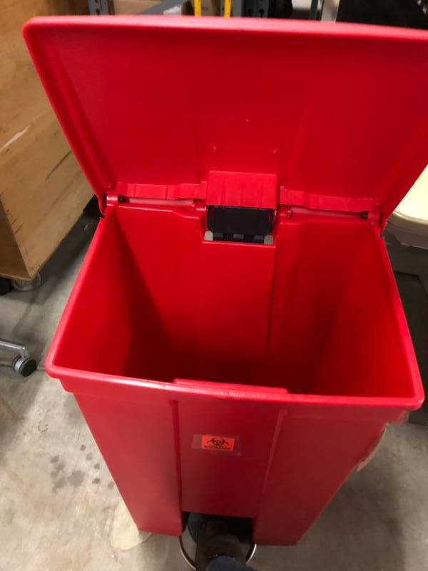lot 30 image: PLASTIC HOSPITAL GRADE STEP ON LID GARBAGE CAN