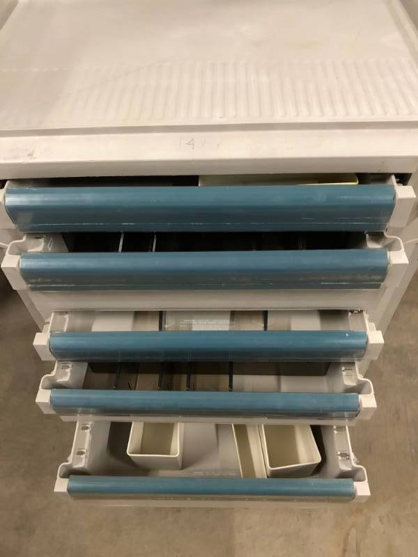 lot 33 image: MSRP $1500 Metro Flex Anesthesia Cart ALERT Mechanics Bead Crafters Carpenters Home Hobbyists Medical Clinics This Cart Has Many Drawers & Is Mobile Amazing For Your Fish Ice House