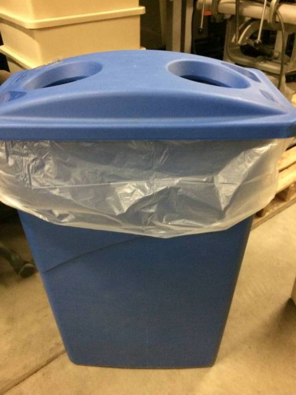 lot 45 image: RUBBERMAID HEAVY DUTY TRASH RECEPTACLE WITH LID.  GREAT FOR RECYCLING 