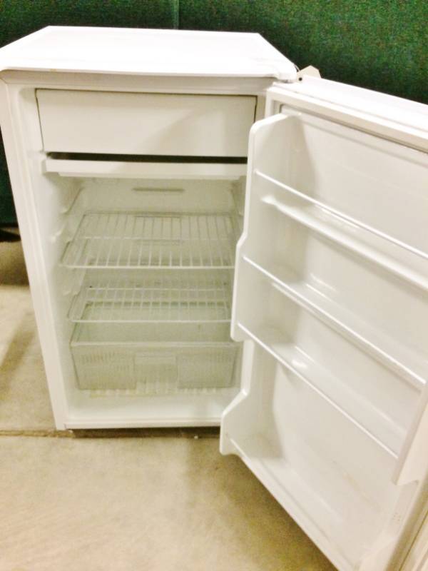 lot 50 image: SANYO MINI FRIDGE USED - WORKS GREAT DOOR HINGE AT BOTTOM NEEDS SCREW