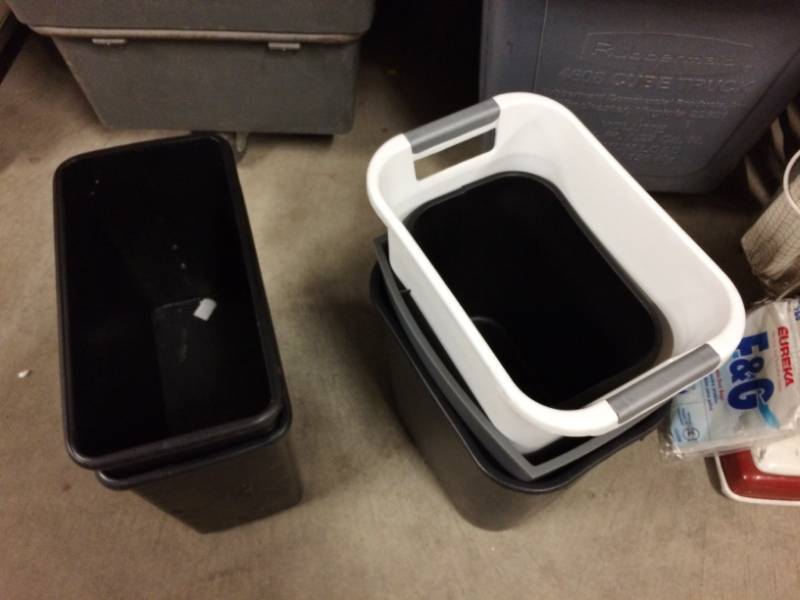 lot 76 image: LOT OF PLASTIC TRASH CANS