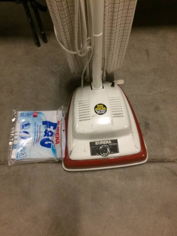 lot 77 image: EUREKA UPRIGHT VACUUM CLEANER