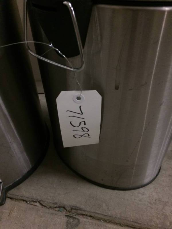 lot 71 image: METAL TRASH CAN WITH LID