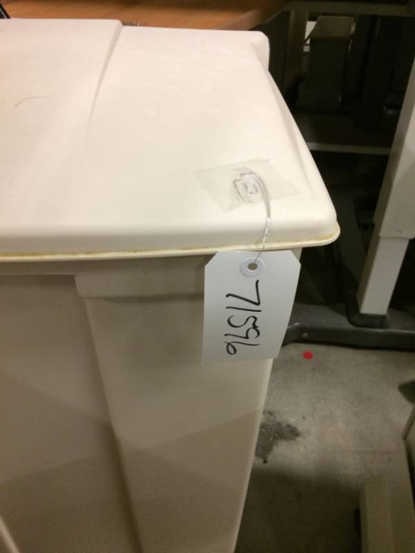 lot 70 image: HEAVY DUTY PLASTIC TRASH CAN WITH FOOT OPENING LID
