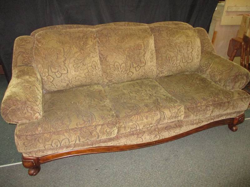 lot 2 image: Beautiful Couch