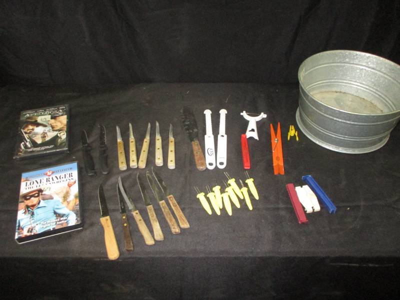 lot 34 image: Knives, Movies western,
