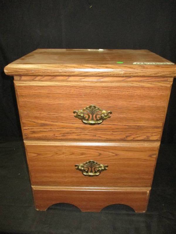 lot 41 image: End Table 18 12 x 13 14 x 22 12