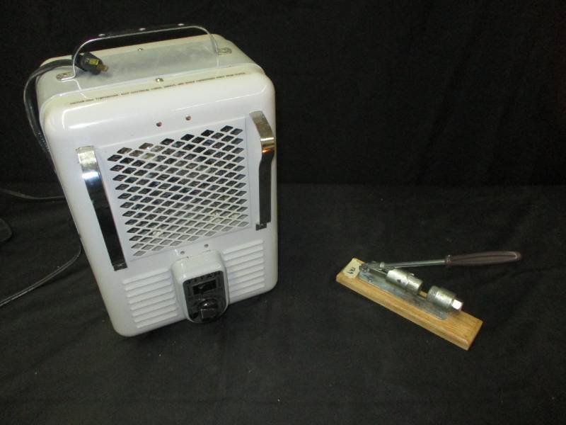 lot 46 image: Heater and Reloading tool