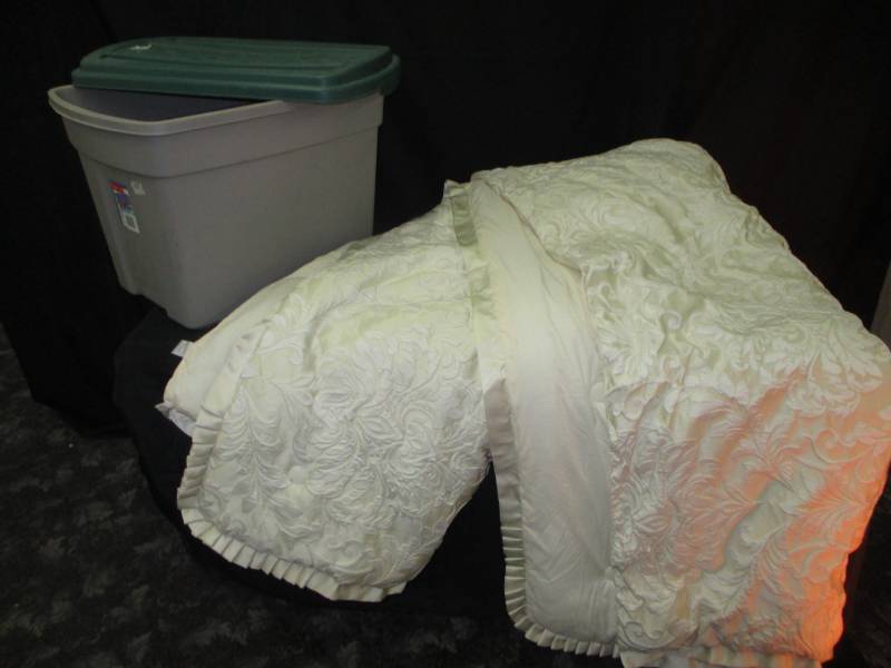 lot 59 image: Beautiful Queen Sized Bedspread