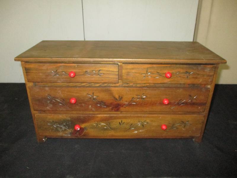 lot 65 image: Box full of Jewlry