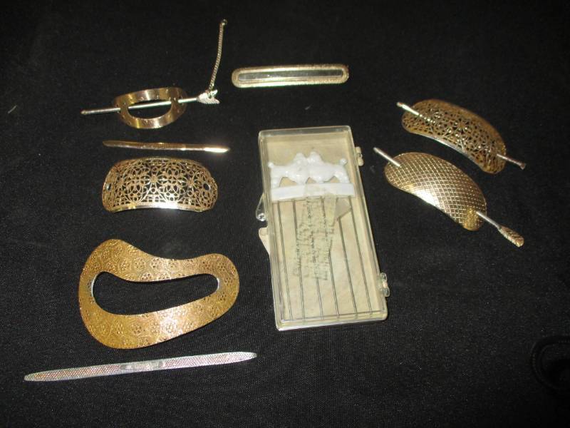 lot 66 image: Hair Clips
