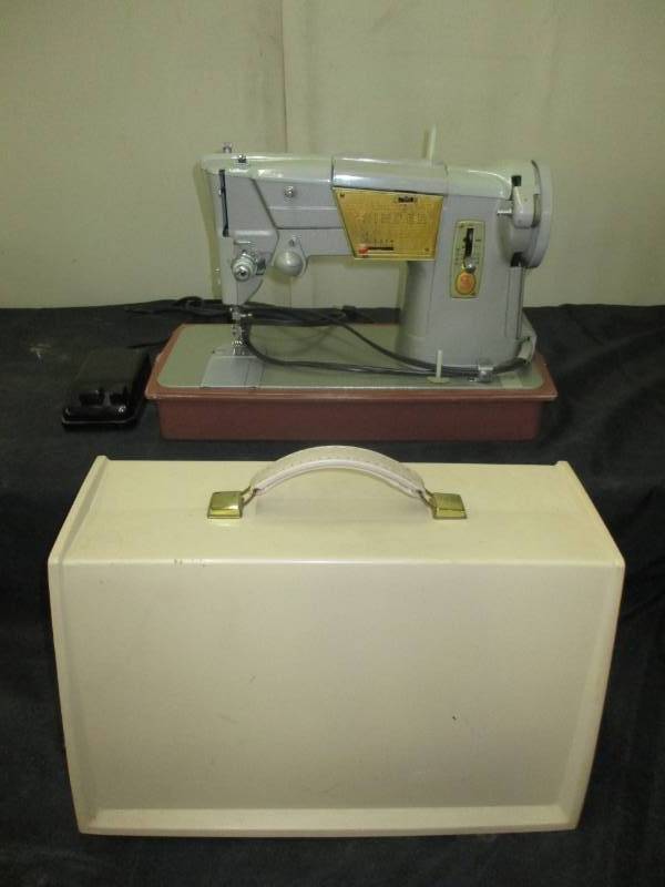 lot 67 image: Singer Sewing Machine See pics