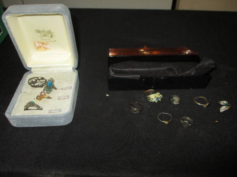 lot 68 image: Various Costume Jewelry Rings
