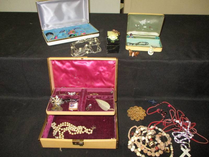 lot 71 image: Assorted Jewelry