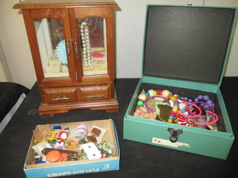 lot 72 image: Assorted Costume Jewelry