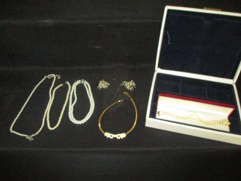 lot 74 image: Assorted Jewelry