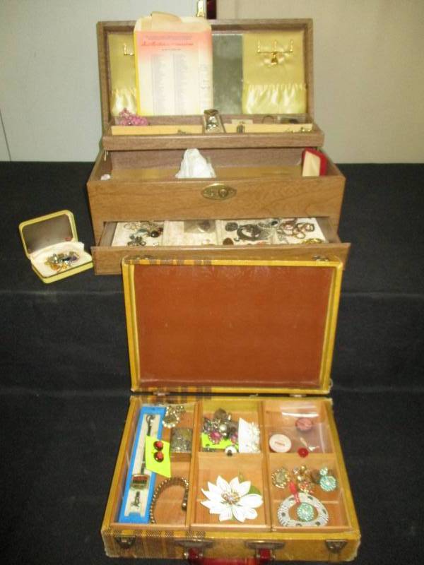 lot 76 image: Assorted Jewelry