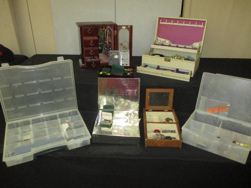lot 95 image: Assorted Jewelry