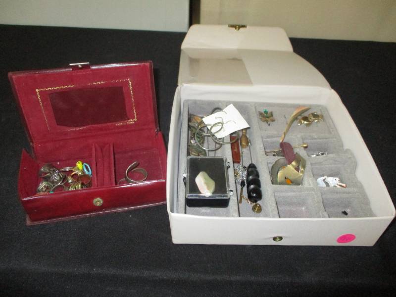 lot 96 image: Assorted Jewelry and rings