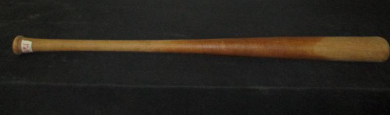 lot 125 image: 36oz Old Wood Bat