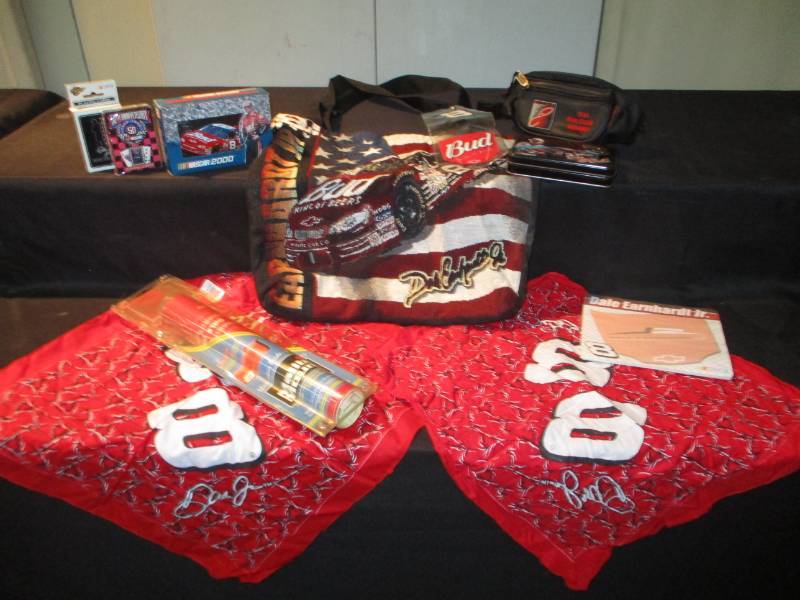 lot 179 image: Mailbox Cover, Cards, Fanny Pack, Bags, Bandanas