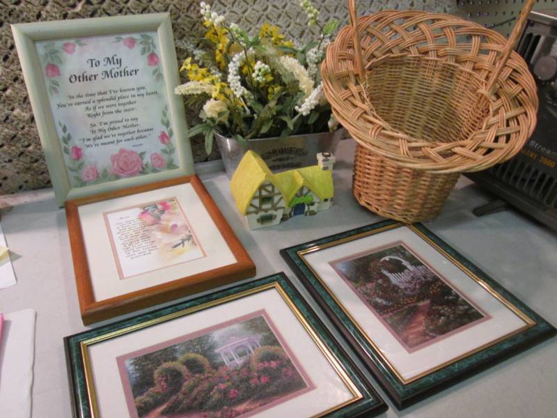 lot 75 image: Lot of Misc Decor  A-4T...