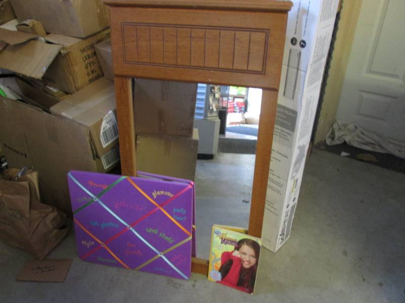 lot 76 image: Hannah Montana Book, Wall Decor and...