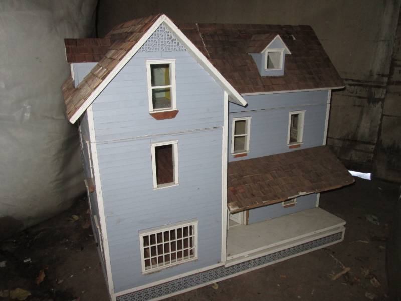 lot 80 image: Large Wood PlayDoll House 25 x 41...