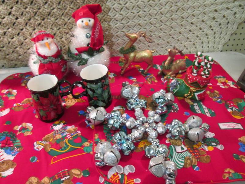 lot 89 image: Lot of Misc Christmas Decor  D-3...