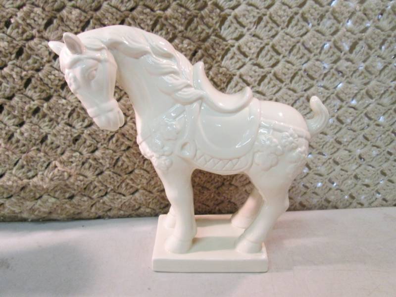 lot 91 image: Ceramic Horse 3.5 x 10.5 x 10 ta...