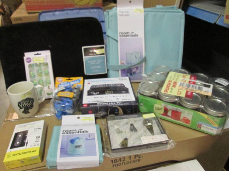 lot 181 image: Lot of Misc See photos.  D-4...